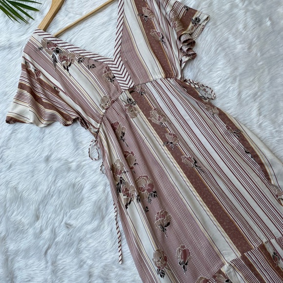 🌻Cotton printed midi dress with adjustable lace.
🌻bust-36
🌻length-50 - Picture 4 of 6